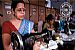 mujer trabajando con una maquina de coser