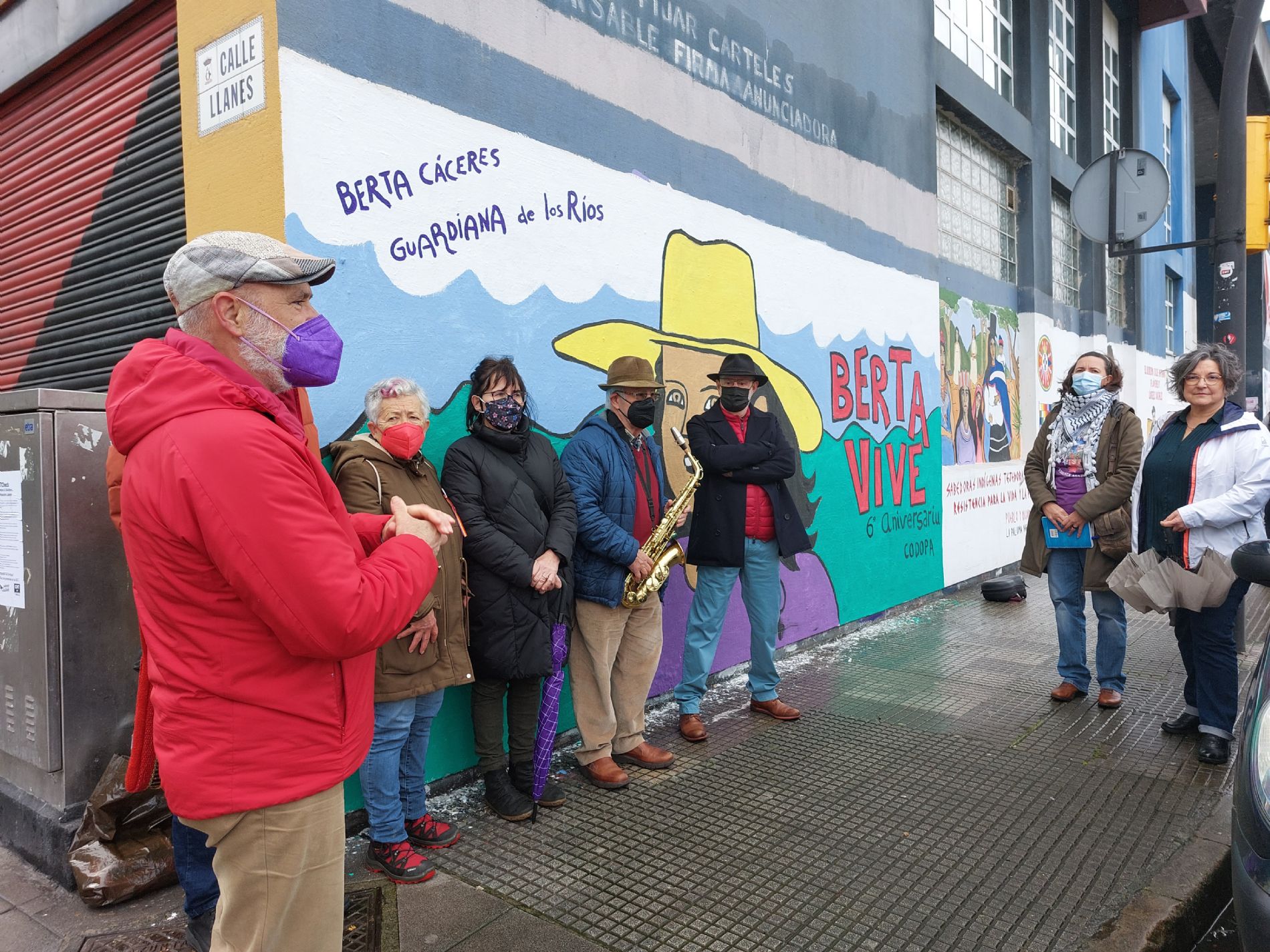 Imgenes del acto de presentacin del mural en la Casa Sindical de Xixn por el 6 aniversario del asesinato de Berta Cceres