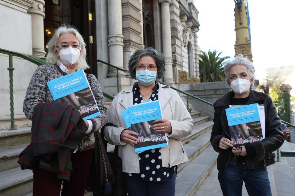 Miembros de CODOPA a la entrada del edificio de la Junta del Principado