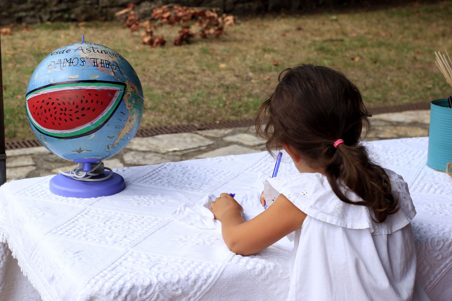 Ni�a pintando en la Folixa pola Paz 2026