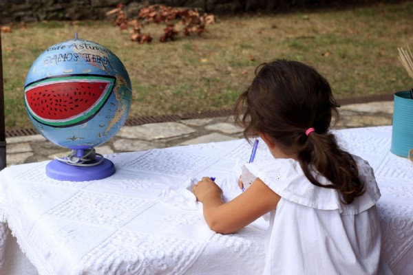 Ni�a pintando en la Folixa pola Paz 2026