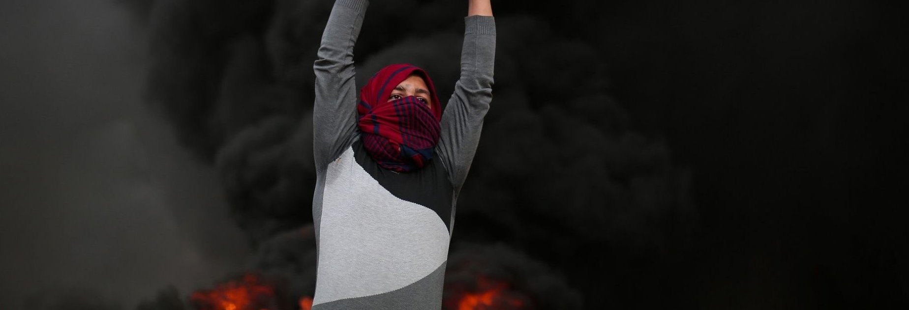 mujer palestina en el fuego