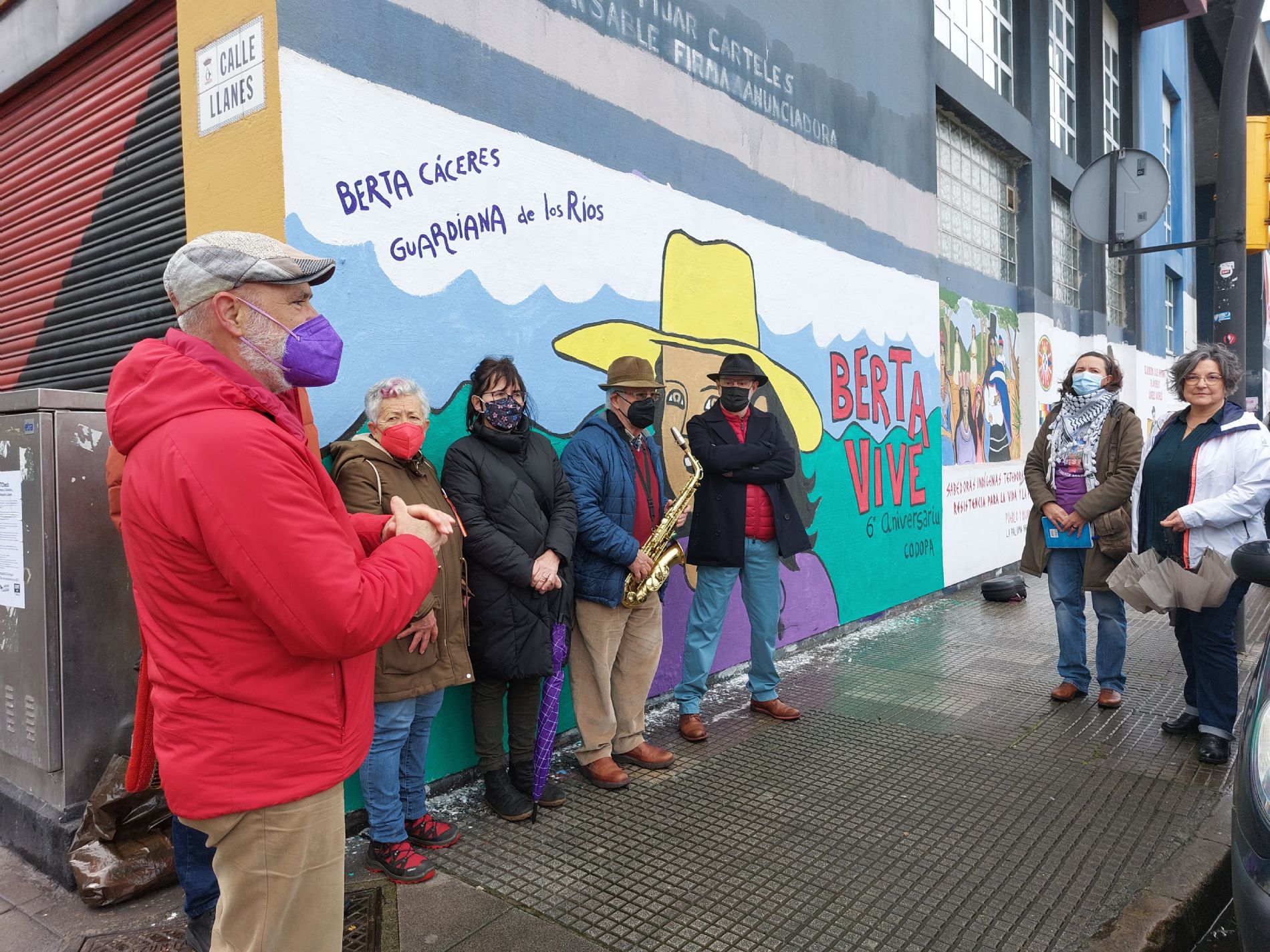 Imágenes del acto de presentación del mural en la Casa Sindical de Xixón por el 6º aniversario del asesinato de Berta Cáceres
