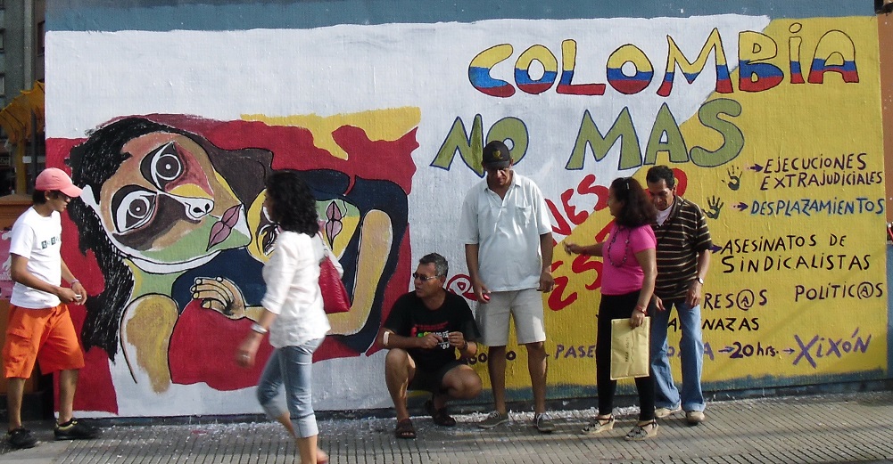 Mural en defensa de los derechos humanos en Colombia Gijón