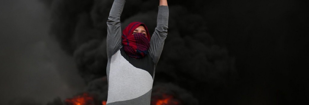 mujer palestina en el fuego
